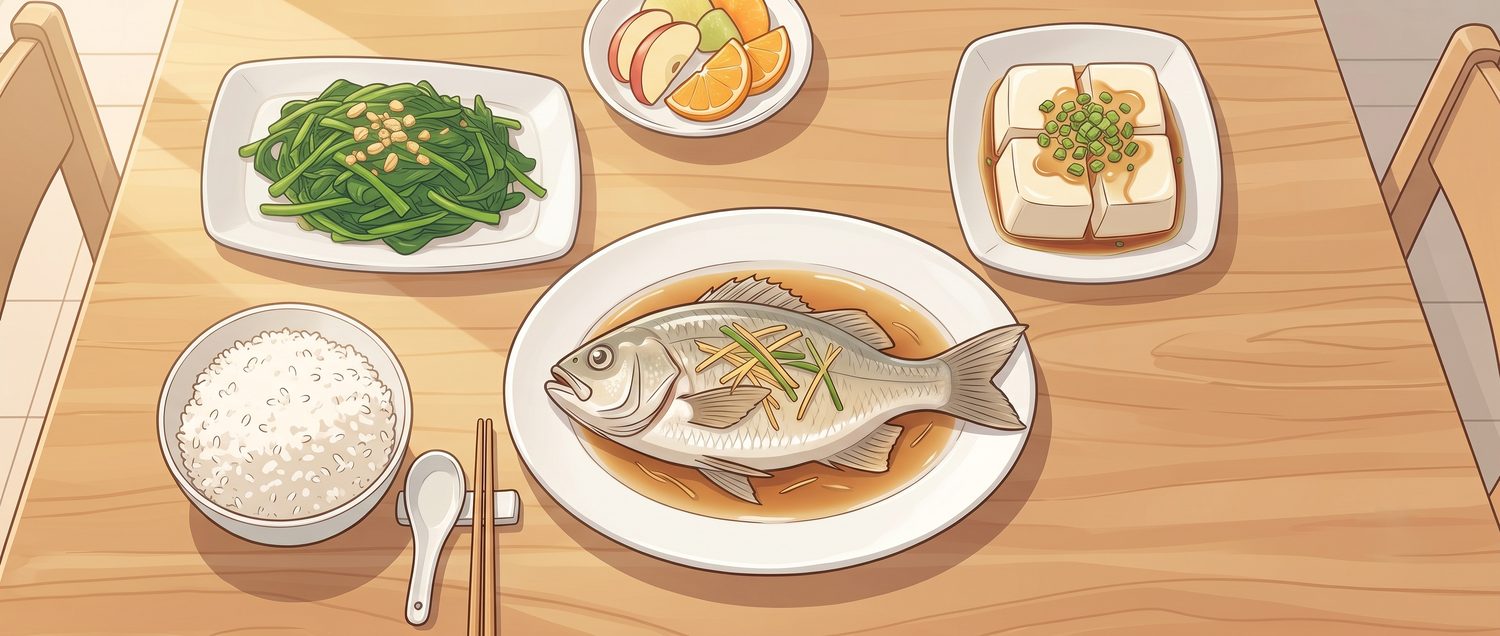 家常餐桌上有白飯、清蒸魚、瀝乾的燙青菜、嫩豆腐與一小碟水果，都是看得出原形的食物